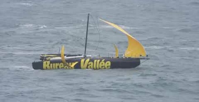 Louis Burton „Bureau Vallee“ IMOCA under Jury Rig headed in after dismasting 10 hours into the race