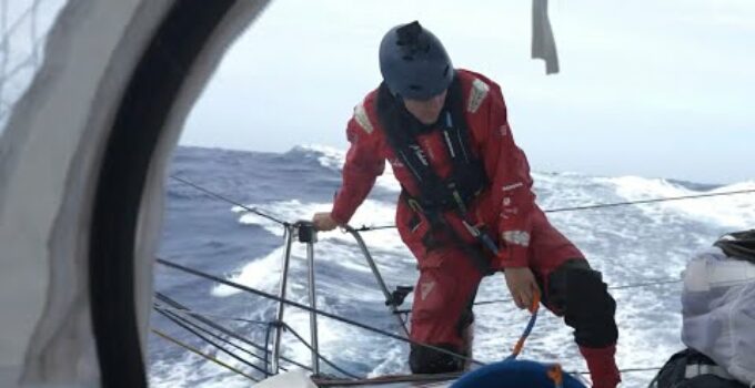 The Ocean Race 2023 – Leg 2 – Malizia muss Proviant rationieren – fishing net in the foil